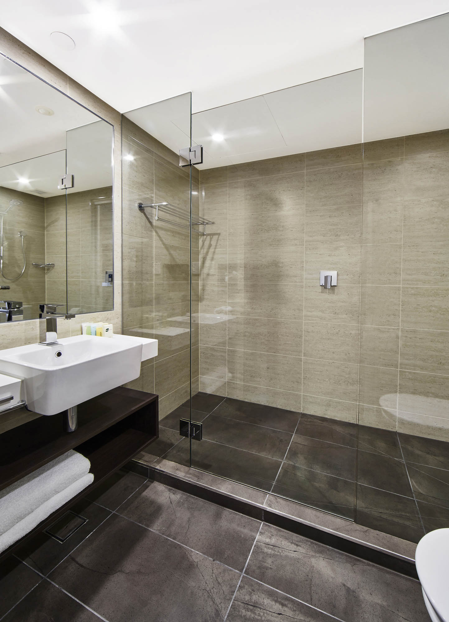 stamford plaza melbourne fitout bathroom shower glass tiles