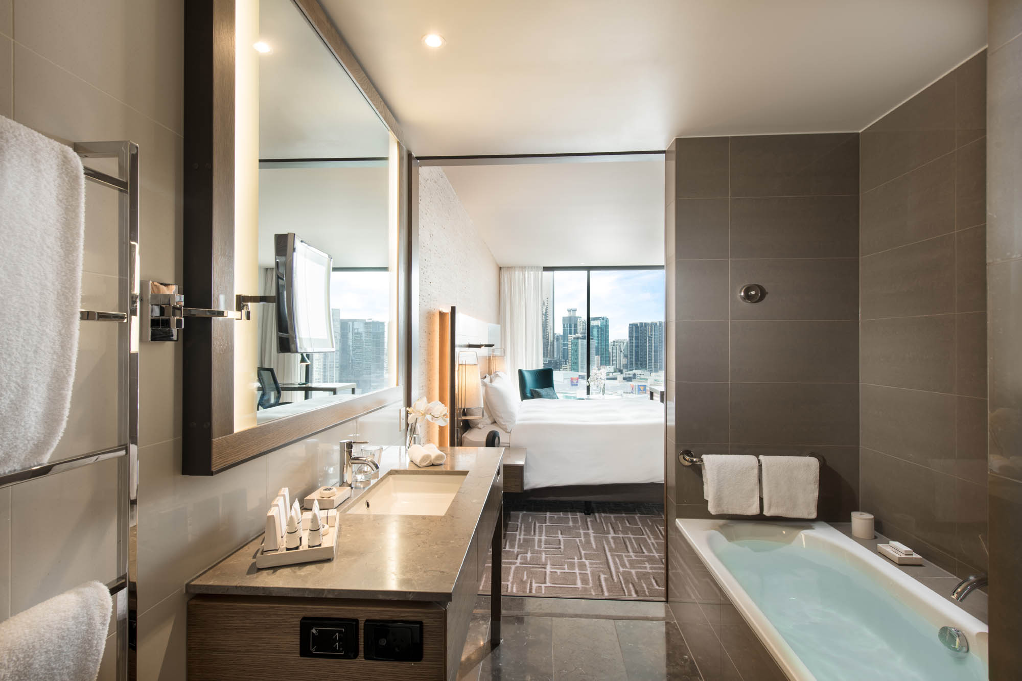 Pan Pacific Hotel Melbourne Bathroom with City View