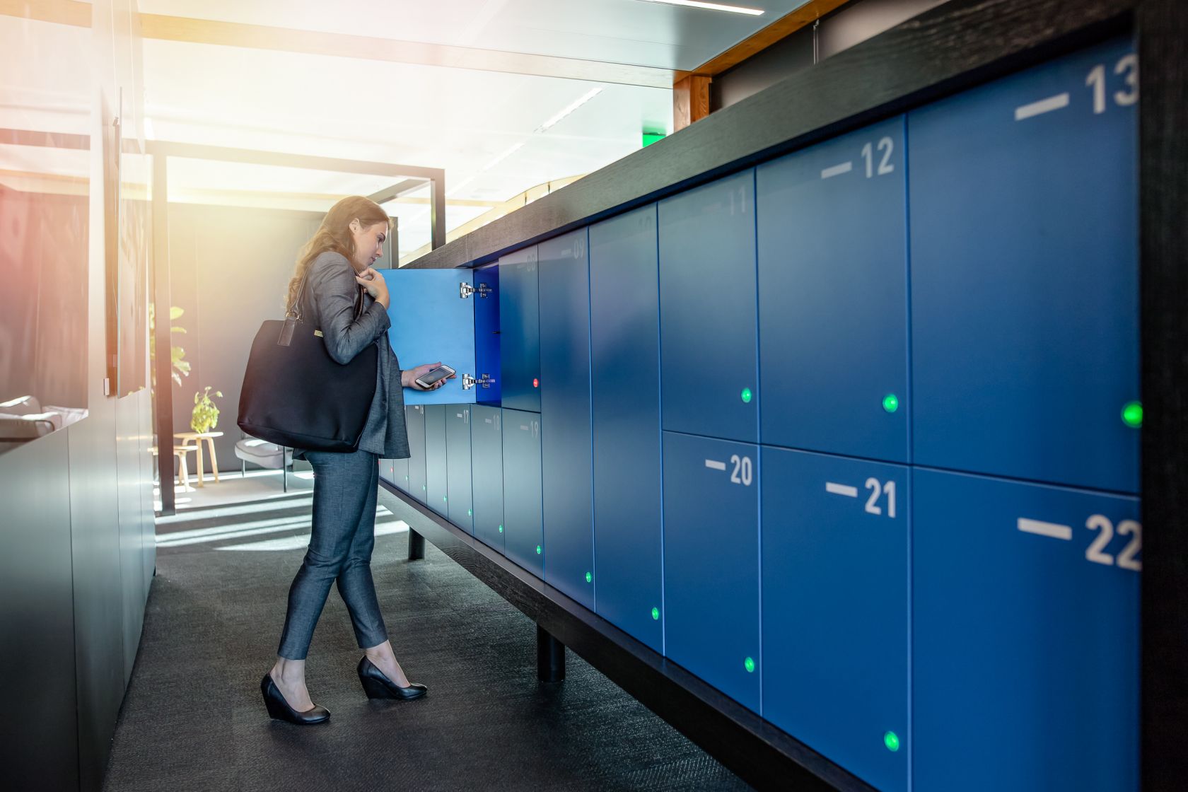 Vecos lockers / In blue with woman