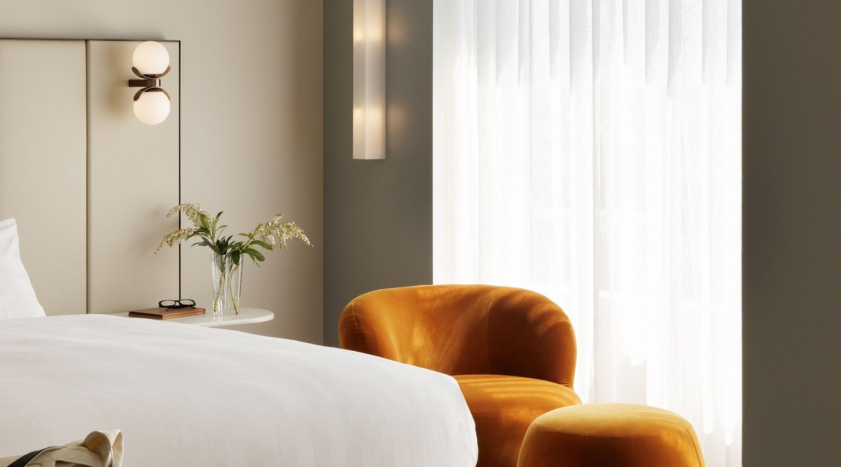 park_royal_hotel_refurbishment_schiavello_construction_hotel_bed (2)