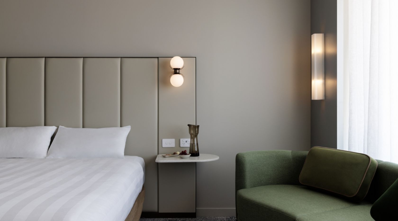 park_royal_hotel_refurbishment_schiavello_construction_hotel_bed