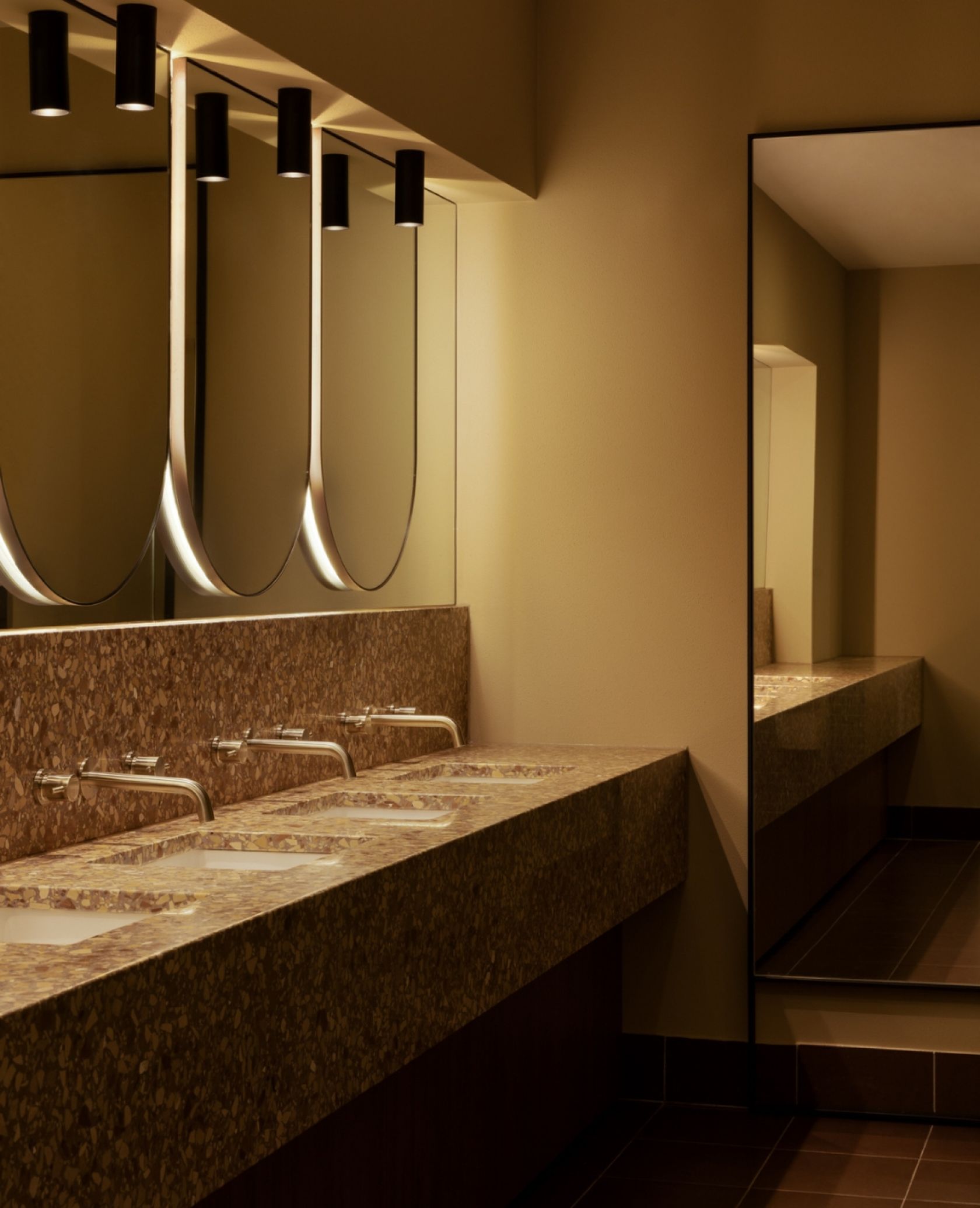 park_royal_hotel_refurbishment_schiavello_construction_bathroom