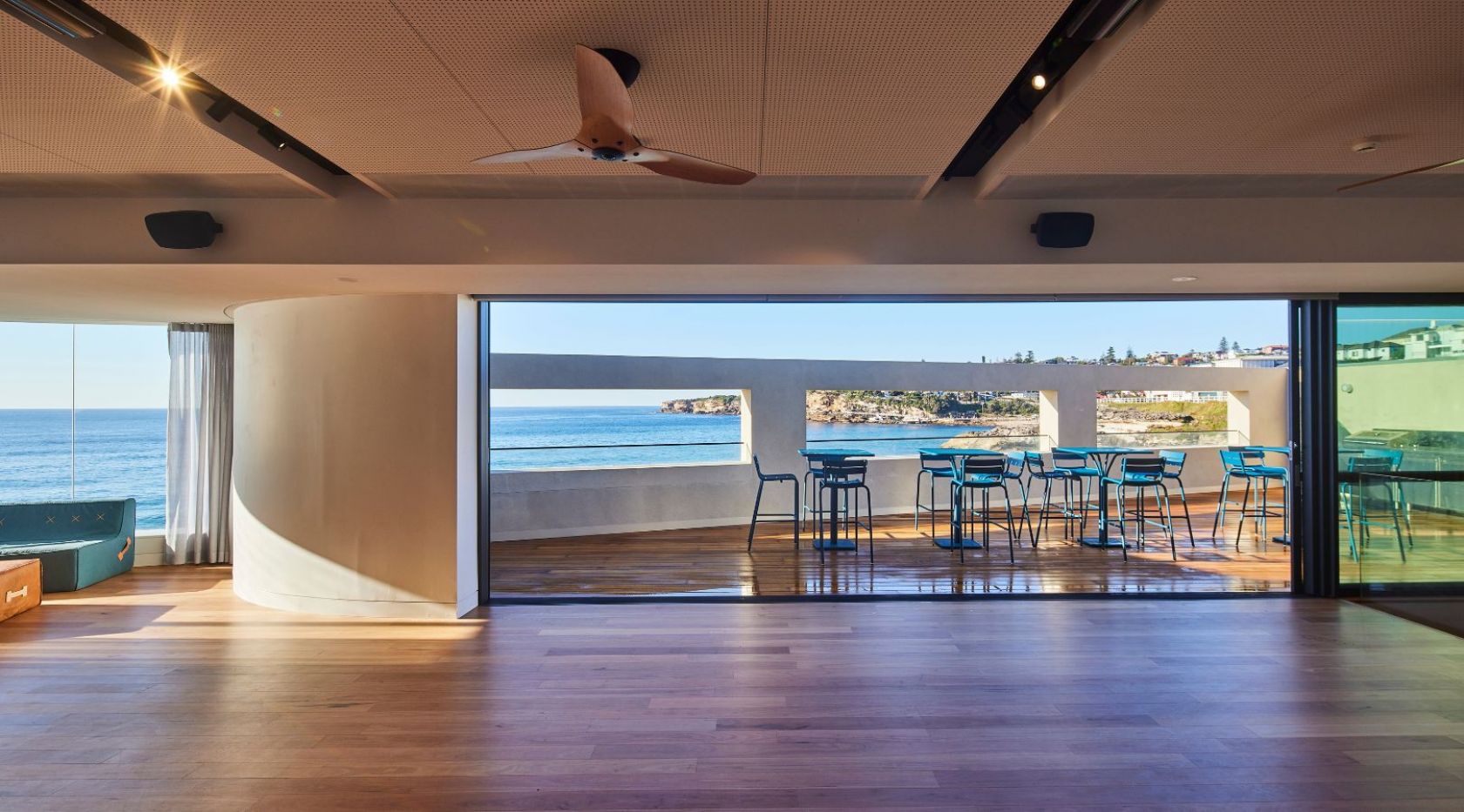tamarama_surf_life_saving_club_waverley_council_sydney_schiavello_construction_beach_view
