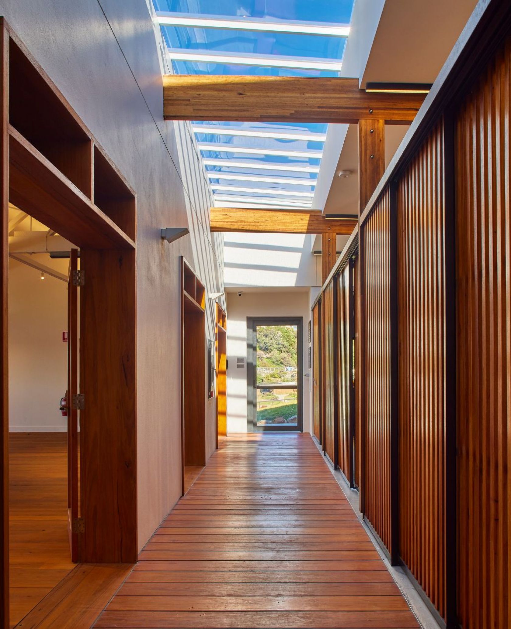 tamarama_surf_life_saving_club_waverley_council_sydney_schiavello_construction_hallway